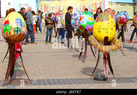 Kiev, UKRAINE - Mai 01, 2017 : Les oeufs peints. Festival de rue d'un grand les oeufs de Pâques sur Mikhailovska Square Banque D'Images