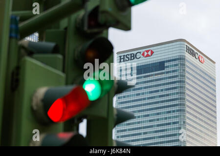 Feux de circulation à côté de la banque HSBC Banque D'Images