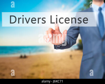 Drivers License - Businessman hand appui bouton sur l'interface de l'écran tactile. Le commerce, la technologie, internet concept. Stock Photo Banque D'Images