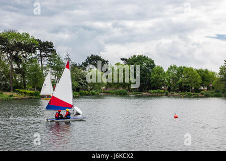 Vue paysage de lac Norwood du Sud où les enfants peuvent être vu pracitcing activités nautiques telles que la voile Banque D'Images