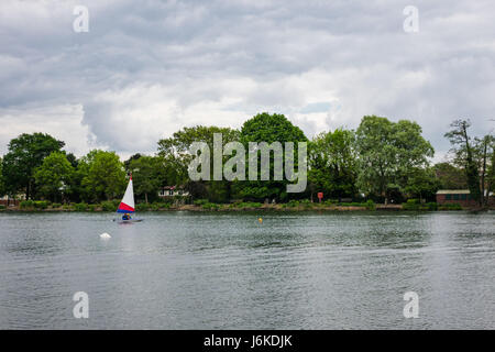 Vue paysage de lac Norwood du Sud où les gens peuvent être vu pracitcing activités nautiques telles que la voile Banque D'Images