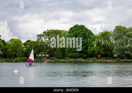 Vue paysage de lac Norwood du Sud où les enfants peuvent être vu pracitcing activités nautiques telles que la voile Banque D'Images