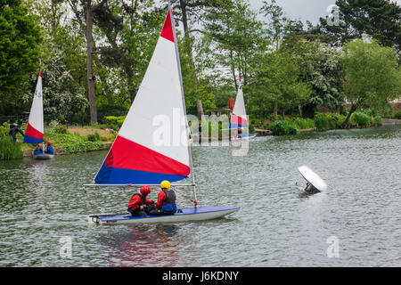 Vue paysage de lac Norwood du Sud où les enfants peuvent être vu pracitcing activités nautiques telles que la voile Banque D'Images