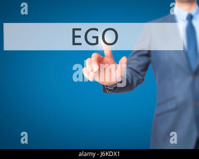 Ego - Businessman hand appui bouton sur l'interface de l'écran tactile. Le commerce, la technologie, internet concept. Stock Photo Banque D'Images