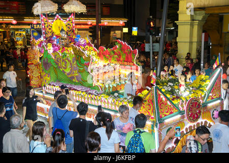 KL, MALAISIE - 10 MAI 2017 : journée Wesak flotteurs procession avec son dévot foule arrivent à la jonction devant la Petaling street Chinatown. Banque D'Images