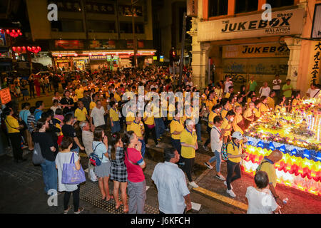 KL, MALAISIE - 10 MAI 2017 : journée Wesak flotteurs procession et son dévot foule arrivent à la Petaling street Chinatown. Banque D'Images