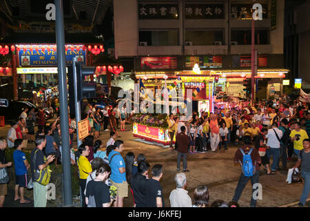 KL, MALAISIE - 10 MAI 2017 : dévot photo de groupe avec leur cortège de jour de Wesak flotteurs à la jonction devant la Petaling street Chinatown. Banque D'Images