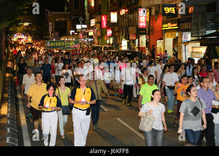 KL, MALAISIE - 10 MAI 2017 : journée Wesak dévote procession foule arrivent à Petaling street Chinatown, Kuala Lumpur, Malaisie. Banque D'Images