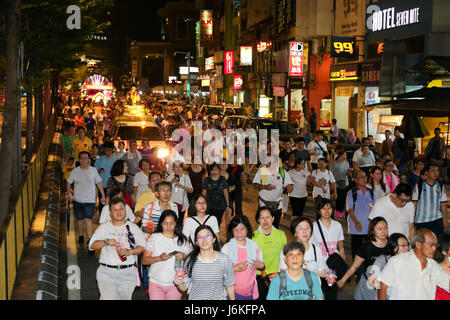 KL, MALAISIE - 10 MAI 2017 : journée Wesak dévote procession foule arrivent à Petaling street Chinatown, Kuala Lumpur, Malaisie. Banque D'Images