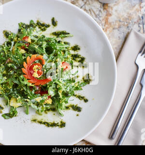 Avec salade de couscous, tomates cerise, avocat et mozzarella Banque D'Images