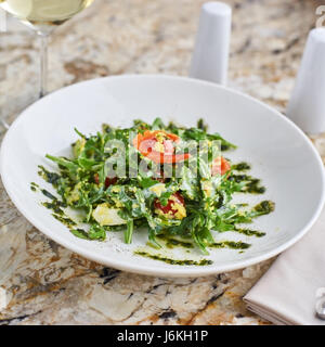 Avec salade de couscous, tomates cerise, avocat et mozzarella Banque D'Images