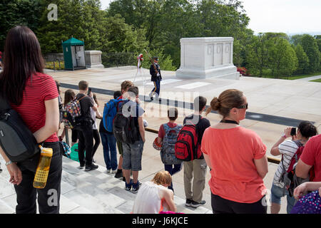 Les touristes et les visiteurs de la garde d'honneur auprès de la tombe de l'inconnu le cimetière d'Arlington Washington DC USA Banque D'Images