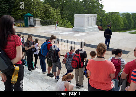 Les touristes et les visiteurs de la garde d'honneur auprès de la tombe de l'inconnu le cimetière d'Arlington Washington DC USA Banque D'Images