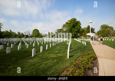 Les rangées de pierres tombales blanches avec uss maine arlington memorial cemetery Washington DC USA Banque D'Images