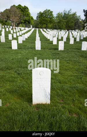 Les rangées de pierres tombales blanches sous les arbres au cimetière d'Arlington Washington DC USA tombe de Harry H Jr Grunwald qui sont morts dans un accident d'avion à bord NOUS JOINDRE Banque D'Images