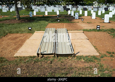 Tombe fraîchement creusée préparé pour l'enterrement cimetière Arlington Washington DC USA Banque D'Images