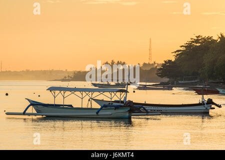 Bateaux locaux sur la plage au lever du soleil, moment à Bali, Indonésie Banque D'Images