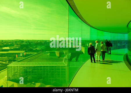 Les visiteurs appréciant la vue à travers le verre teinté vert d'Aarhus sur de l'intérieur de l'installation d'Olafur Eliasson "rainbow" sur votre panorama haut de Aarh Banque D'Images