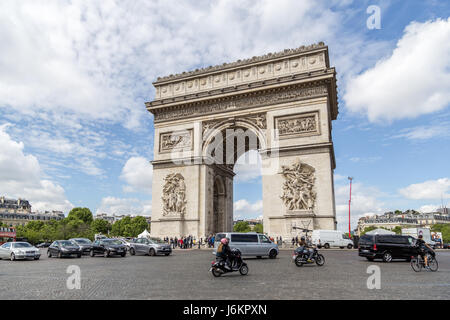 Paris, France - 13 mai 2017 : l'Arc de Triomphe contre un ciel bleu avec le trafic en face d'elle Banque D'Images