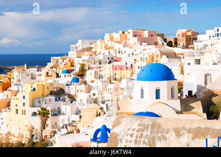 Vue sur la mer, sur une journée d'été. De nombreux chalets blancs couvrir la haute mer sur le fond bleu de l'eau. Panorama du village d'Oia avec co Banque D'Images