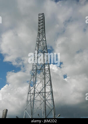 Cette image fait référence au paysage rural à Magumbali, Candaba, Pampanga, où rizières, systèmes d'irrigation, et les arbres font partie intégrante du paysage agricole. La région est connue pour ses vastes rizières et ses canaux d'irrigation qui soutiennent l'agriculture locale, en particulier la riziculture dans le centre de Luçon. Banque D'Images
