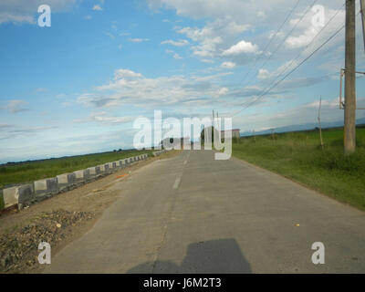 Cette image représente probablement le paysage agricole de la région de Pampanga aux Philippines, mettant en valeur les rizières et les routes dans les régions de Candaba et Magumbali, reflétant les pratiques agricoles locales et le terrain. Banque D'Images
