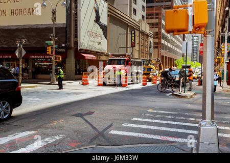 La VILLE DE NEW YORK, USA - 04, 2017 : la construction de routes et les travaux de voirie à Manhattan NYC Banque D'Images