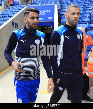 Leicester City's Riyad Mahrez (à gauche) et l'Islam Slimani arrivent pour la Premier League match à la King Power Stadium, Leicester. Banque D'Images