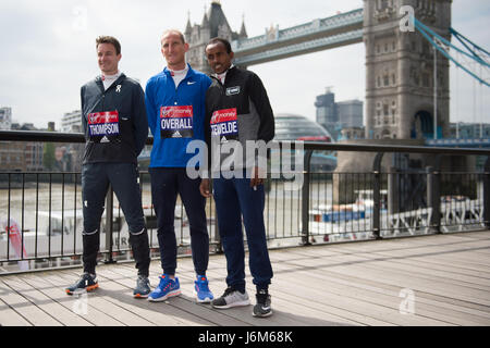 Appel de la photo a lieu près de Tower Bridge Londres pour les Britanniques les athlètes en compétition dans le Marathon de Londres 2017 EN VEDETTE : Chris Thompson, Tsegei Tewelde, Scott dans l'ensemble Où : London, Royaume-Uni Quand : 20 Avr 2017 Crédit : Alan West/WENN.com Banque D'Images