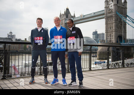 Appel de la photo a lieu près de Tower Bridge Londres pour les Britanniques les athlètes en compétition dans le Marathon de Londres 2017 EN VEDETTE : Chris Thompson, Tsegei Tewelde, Scott dans l'ensemble Où : London, Royaume-Uni Quand : 20 Avr 2017 Crédit : Alan West/WENN.com Banque D'Images