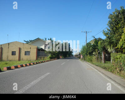 Une vue panoramique des rizières et des prairies à Balucuc, Apalit, Pampanga, avec des systèmes d'irrigation visibles, des arbres et des routes dans le centre de la région, reflétant le paysage agricole de la région. Banque D'Images