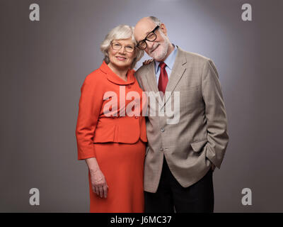 Studio portrait of senior couple sur fond gris Banque D'Images