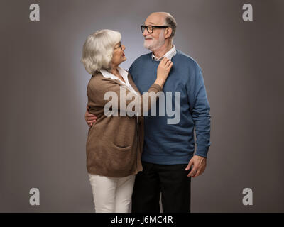 Studio portrait of senior couple sur fond gris Banque D'Images