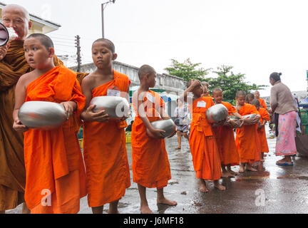 Les jeunes moines novices de recueillir des aumônes sur le marché dans la vieille ville de Phuket, Thaïlande Banque D'Images