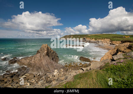 Dollar cove a rocky Inlet et de la plage sur la péninsule de Lizard Cornwall Banque D'Images