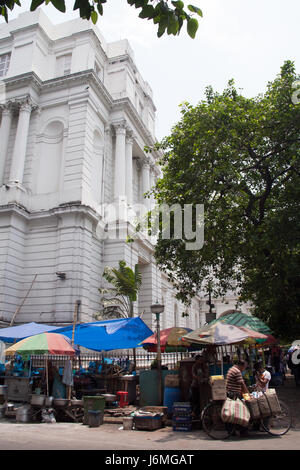 Les étals de marché et restaurants sur le trottoir à l'extérieur de l'Indian Museum Chowringhee Road - Jawaharlal Nehru Road - Delhi ou Calcutta Inde Bengale Ouest Banque D'Images