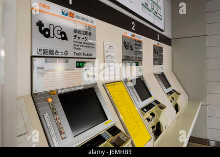 Machines pour les billets et laissez-passer à la gare de Mishima.Les distributeurs de billets automatiques au Japon. Banque D'Images