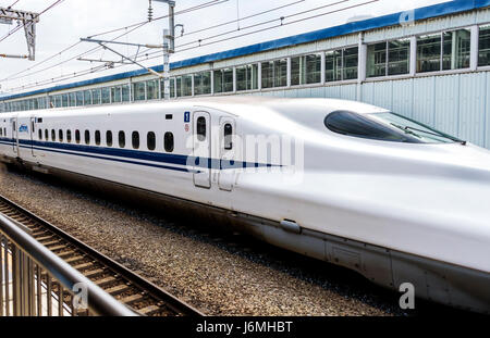 Shinkansen, le train à grande vitesse par Mishima, sur la ligne de chemin de fer Central J R. Banque D'Images