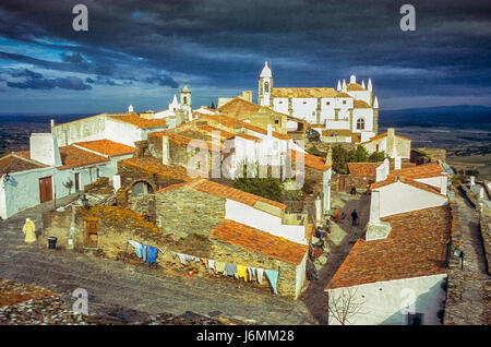 Monsaraz, un village pittoresque cité médiévale avec un château et les murs, est une paroisse civile de la municipalité de l'Reguengos de Monsaraz, sur la marge droite de la rivière Guadiana en portugais de l'Alentejo, près de sa frontière avec l'Espagne. La population en 2011 était de 782, dans une zone de 88,29 km². Banque D'Images