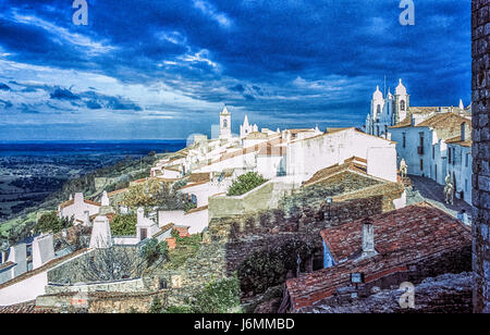 Monsaraz, un village pittoresque cité médiévale avec un château et les murs, est une paroisse civile de la municipalité de l'Reguengos de Monsaraz, sur la marge droite de la rivière Guadiana en portugais de l'Alentejo, près de sa frontière avec l'Espagne. La population en 2011 était de 782, dans une zone de 88,29 km². Banque D'Images