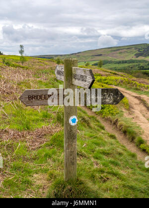 Un panneau en bois dans le North Yorkshire Moors indiquant un 4-way junction avec trois pistes cavalières et un sentier Banque D'Images