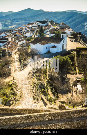 Monsaraz, un village pittoresque cité médiévale avec un château et les murs, est une paroisse civile de la municipalité de l'Reguengos de Monsaraz, sur la marge droite de la rivière Guadiana en portugais de l'Alentejo, près de sa frontière avec l'Espagne. La population en 2011 était de 782, dans une zone de 88,29 km². Banque D'Images