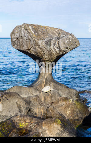 Kannesteinen est une pierre de forme spéciale située sur la rive du Oppedal. Banque D'Images