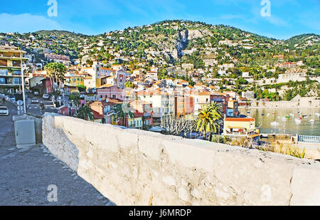 VILLEFRANCHE-SUR-MER, FRANCE - 22 février 2012 : La vue sur la vieille ville, situé en vallée et Darse port, entouré de Alpes, le 22 février dans Banque D'Images