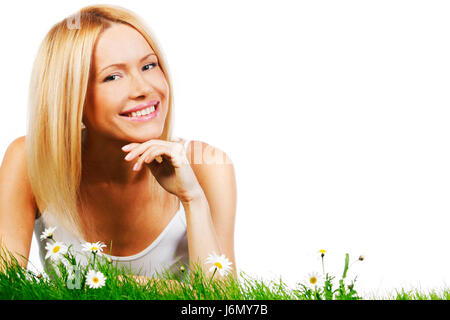 Belle jeune blonde woman lying on grass avec fleurs de camomille, isolé sur fond blanc Banque D'Images