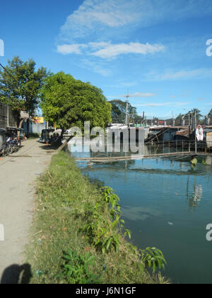 Bagong Nayon à Baliuag, Bulacan dispose d'un pont d'irrigation sur un ruisseau. Cette infrastructure est vitale pour les activités agricoles locales, soutenant l'irrigation et la gestion de l'eau pour l'agriculture dans la région. Banque D'Images