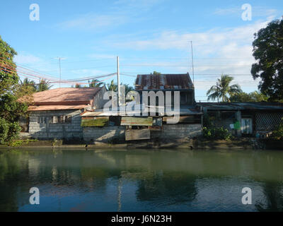 Cette image montre le paysage agricole de la région de Bagong Nayon à Baliuag, Bulacan, mettant en évidence les rizières et les systèmes d'irrigation, ainsi que le développement des infrastructures routières. Banque D'Images
