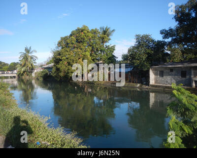 « 09588 » désigne une zone géographique et agricole, peut-être capturée dans une image ou une carte. Il met en évidence les rizières, les prairies, les arbres et les maisons, ainsi que les systèmes d'irrigation à Sabang, Baliuag, Bulacan, y compris les ponts routiers, indiquant un paysage rural avec l'agriculture et les infrastructures. Banque D'Images