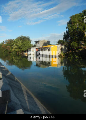 Cette image montre une autre vue de Sabang, Baliuag, Bulacan, mettant l'accent sur les rizières, les prairies, les arbres, les maisons et les systèmes d'irrigation, avec le détail ajouté des ponts routiers dans le paysage. Banque D'Images