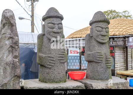 Le grand-père Dolharubang 'pierres' et également un national monument symbole de l'île de Jeju en Corée du Sud Banque D'Images